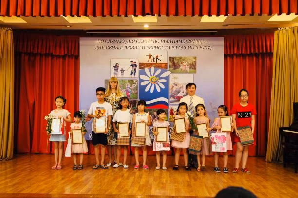 Trao quà cho thiếu nhi có tranh vẽ về gia đình