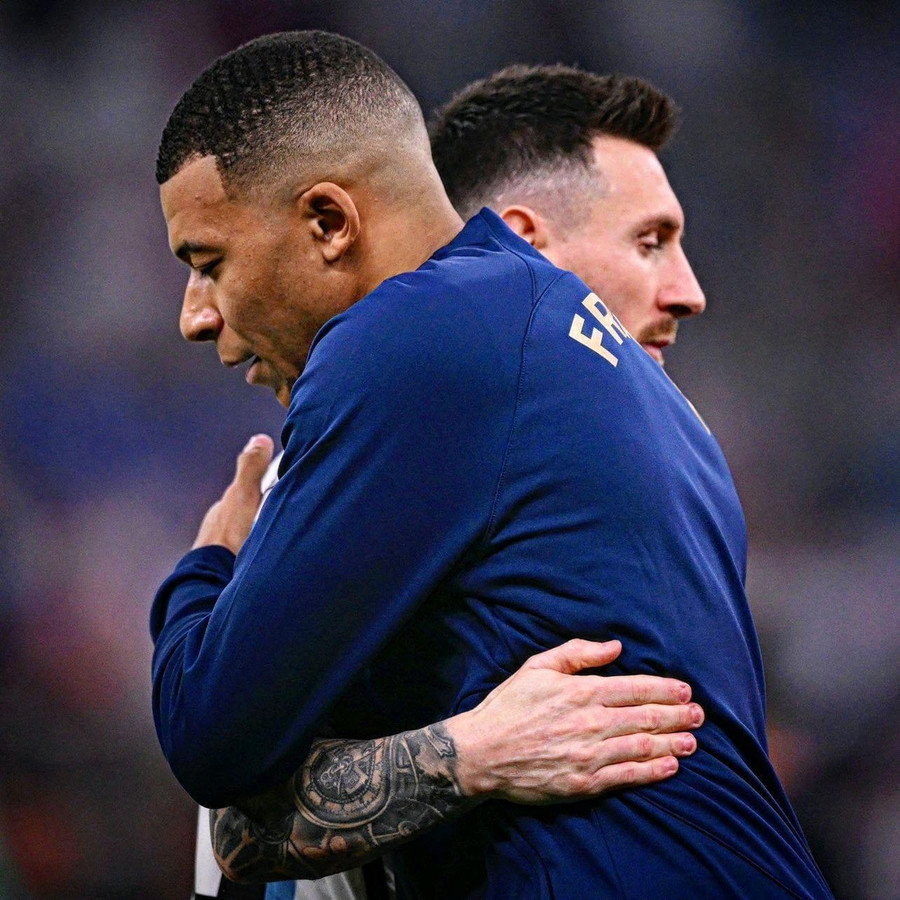 Messi và Mbappe chúc mừng cũng như an ủi nhau sau trận chung kết hay nhất lịch sử World Cup.