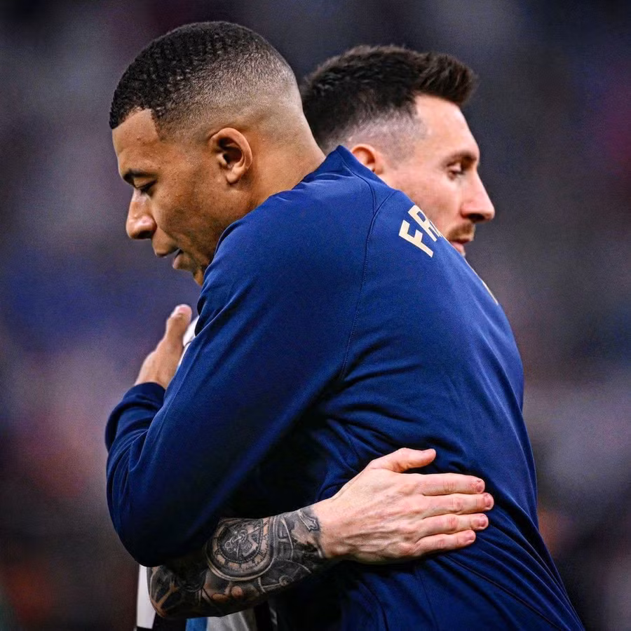 Messi và Mbappe chúc mừng cũng như an ủi nhau sau trận chung kết hay nhất lịch sử World Cup.