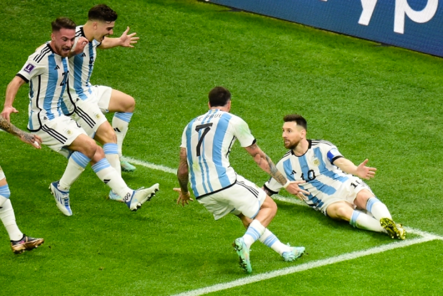 Messi ăn mừng bàn thắng thứ hai của anh ở phút 108. Messi ăn mừng bàn thắng thứ hai của anh ở phút 108.