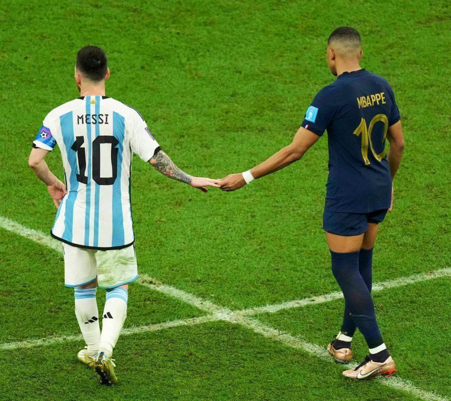 Vẫn có những khoảnh khắc đẹp giữa 2 số 10 của Argentina và Pháp sau trận chung kết.
