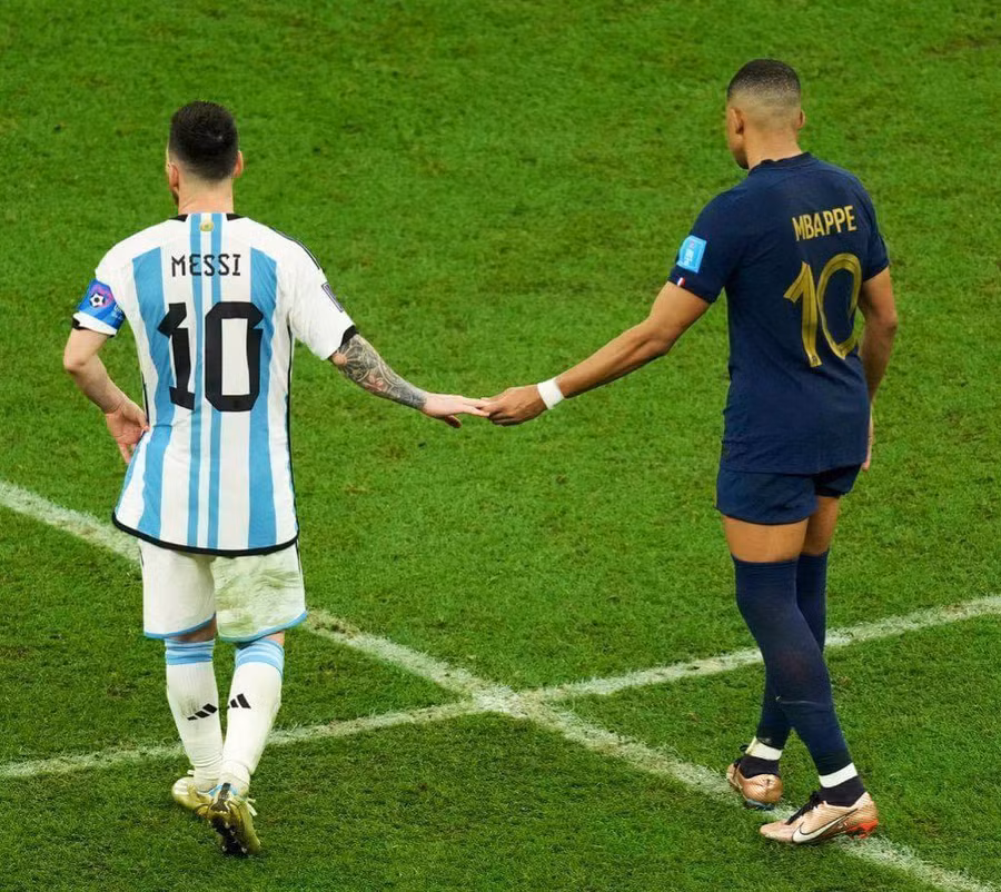 Vẫn có những khoảnh khắc đẹp giữa 2 số 10 của Argentina và Pháp sau trận chung kết.