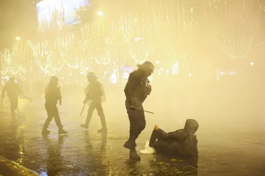 Người hâm mộ đụng độ với cảnh sát chống bạo động trên đại lộ Champs-Elysees sau thất bại của Pháp trong trận chung kết.