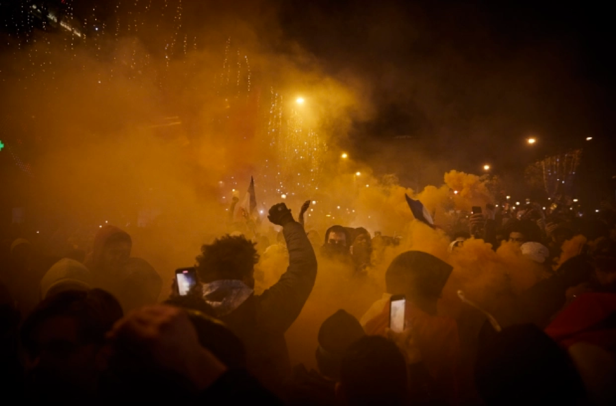 Người hâm mộ bóng đá Pháp đổ ra ở Paris dù trong tiết trời lạnh giá.
