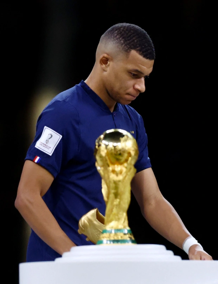 Kylian Mbappe dù lập hat-trick trong trận chung kết nhưng vẫn không giấu nổi sự thất vọng khi nhận Chiếc giày Vàng.