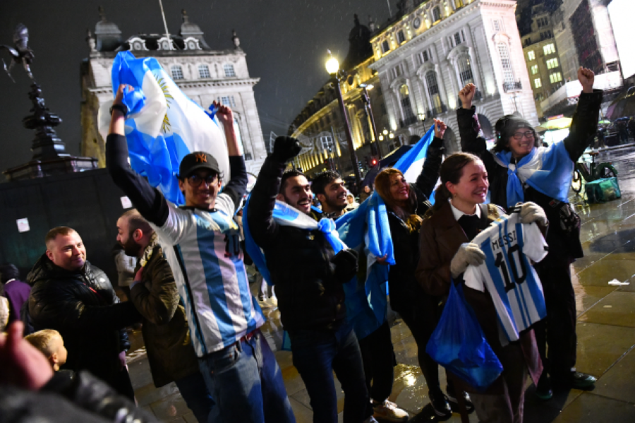 Người hâm mộ Argentina tại London (Anh) ăn mừng World Cup đầu tiên sau 36 năm. Lịch sử Argentina đã 6 lần vào chung kết World Cup và 3 lần vô địch giải đấu.