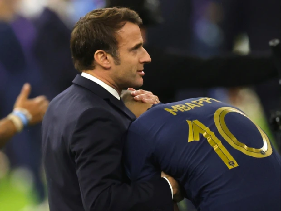 Tổng thống Pháp Emmanuel Macron an ủi Mbappe.