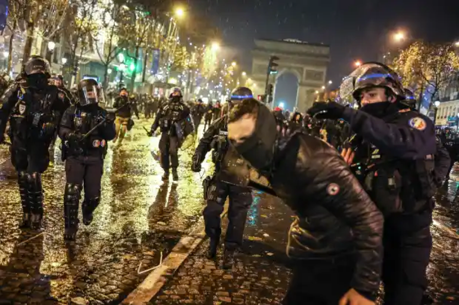 Đường phố Paris náo loạn sau khi Argentina vô địch World Cup.