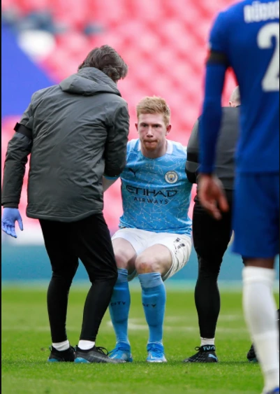 Bruyne dính chấn thương phải tập tễnh rời sân.