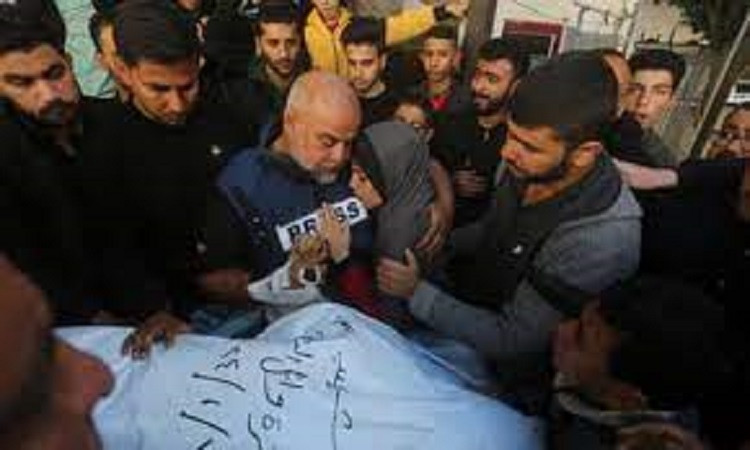 Nhà báo Wael al-Dahdouh của Al Jazeera bên thi thể con trai Hamza, người cũng làm việc cho Al Jazeera.