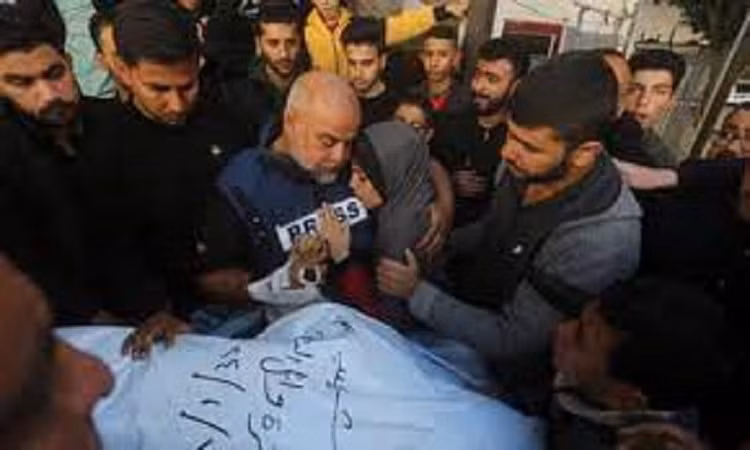 Nhà báo Wael al-Dahdouh của Al Jazeera bên thi thể con trai Hamza, người cũng làm việc cho Al Jazeera. Nhà báo Wael al-Dahdouh của Al Jazeera bên thi thể con trai Hamza, người cũng làm việc cho Al Jazeera.