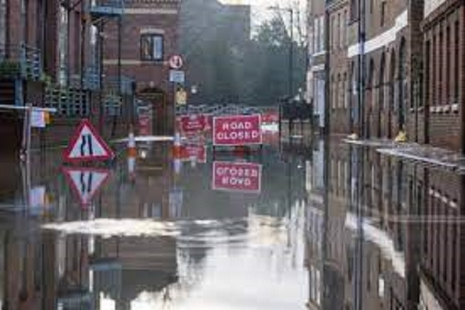 Đường A443 ở Worcestershire bị chặn bởi một chiếc ô tô sau khi sông Tame gần đó bị vỡ bờ Đường A443 ở Worcestershire bị chặn bởi một chiếc ô tô sau khi sông Tame gần đó bị vỡ bờ