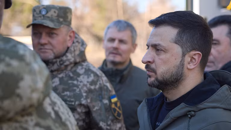 Tổng thống Ukraine Vladimir Zelensky và Tổng Tư lệnh Lực lượng vũ trang Ukraine Valery Zaluzhny trong một lần thăm trung tâm huấn luyện quân sự