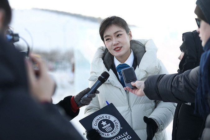 Một quan chức Guinness có mặt tại lễ hội để chứng kiến kỷ lục Guinness về số người tham gia trượt băng nhiều nhất trong một giờ Một quan chức Guinness có mặt tại lễ hội để chứng kiến kỷ lục Guinness về số người tham gia trượt băng nhiều nhất trong một giờ