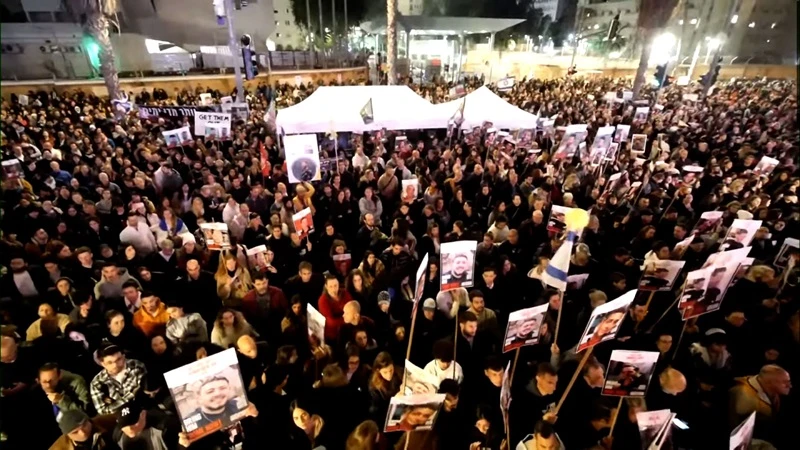 Người dân tham dự cuộc biểu tình ở Tel Aviv, đánh dấu 100 ngày chiến tranh giữa Israel và Hamas, ngày 13/1/2024