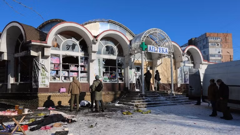 Một thường dân thiệt mạng trên đường phố Donetsk sau trận pháo kích của quân đội Ukraine vào ngày 21/1/2024.