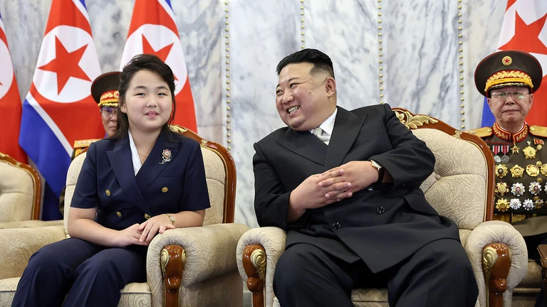 Con gái của nhà lãnh đạo Triều Tiên Kim Jong-un, được cho là Kim Ju-ae ngồi bên cạnh cha.