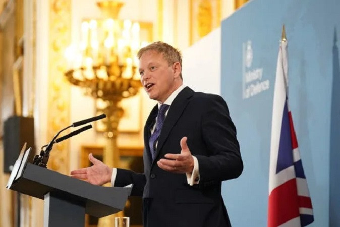 Bộ trưởng Quốc phòng Anh Grant Shapps