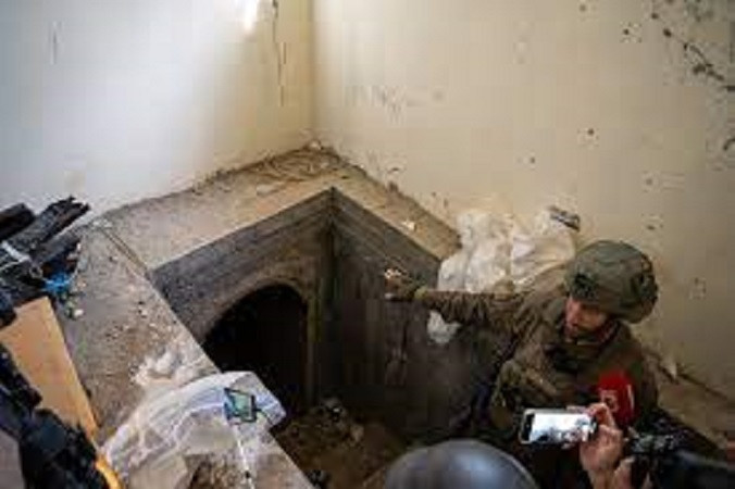 Đại tá Or Vollozinsky nói chuyện với các phóng viên ở Bureij, trung tâm Gaza, về nhà máy tên lửa lớn nhất của Hamas, ngày 8/1/2024. Đại tá Or Vollozinsky nói chuyện với các phóng viên ở Bureij, trung tâm Gaza, về nhà máy tên lửa lớn nhất của Hamas, ngày 8/1/2024.