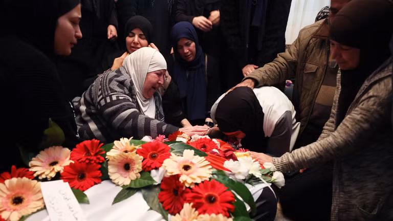 Người thân của Tawfiq Ajaq, 17 tuổi, người Palestine, than khóc trong lễ tang của cậu ở Ramallah, Bờ Tây, ngày 20/1/2024.