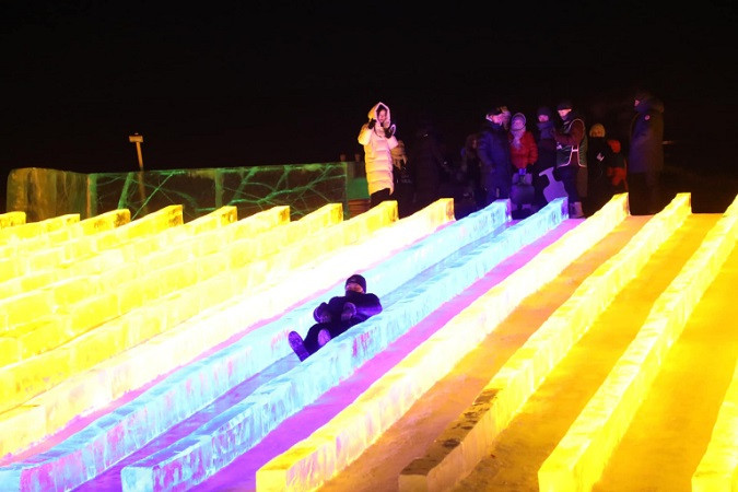 Tác phẩm điêu khắc băng tuyết dài 56,4 mét Tác phẩm điêu khắc băng tuyết dài 56,4 mét