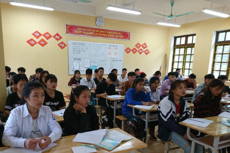 Học sinh lớp 12 trong giờ ôn thi THPT quốc gia Học sinh lớp 12 trong giờ ôn thi THPT quốc gia