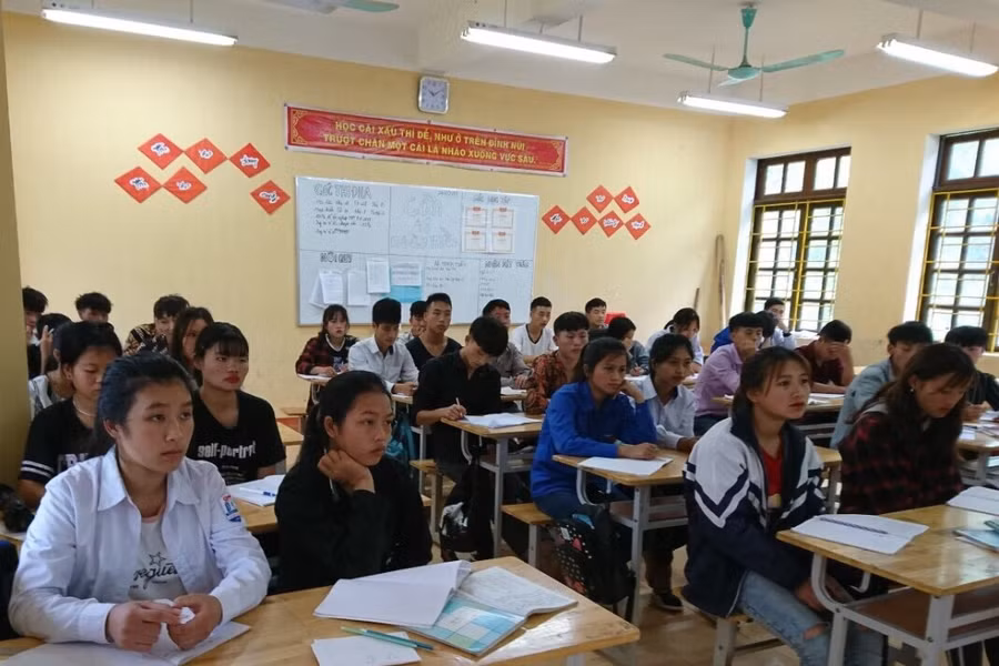 Học sinh lớp 12 trong giờ ôn thi THPT quốc gia