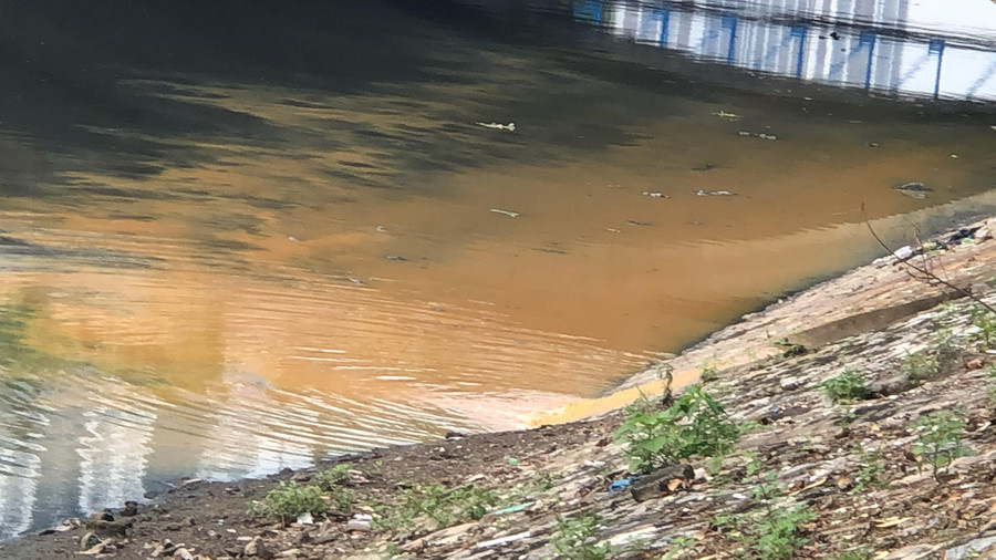 Bên kia cầu Khương Đình, nước đỏ ngầu xả trực tiếp xuống sông Tô Lịch