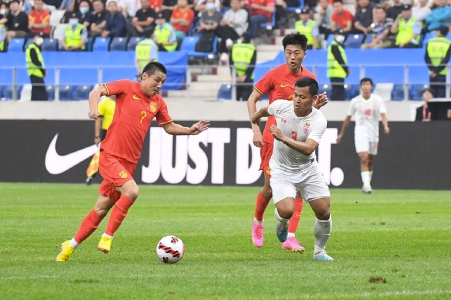 Wu Lei (số 7) lập cú đúp bàn thắng vào lưới Myanmar. Wu Lei (số 7) lập cú đúp bàn thắng vào lưới Myanmar.