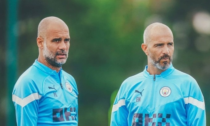 Trợ lý Maresca luôn sát cánh bên Guardiola trên sân tập Man City. Trợ lý Maresca luôn sát cánh bên Guardiola trên sân tập Man City.