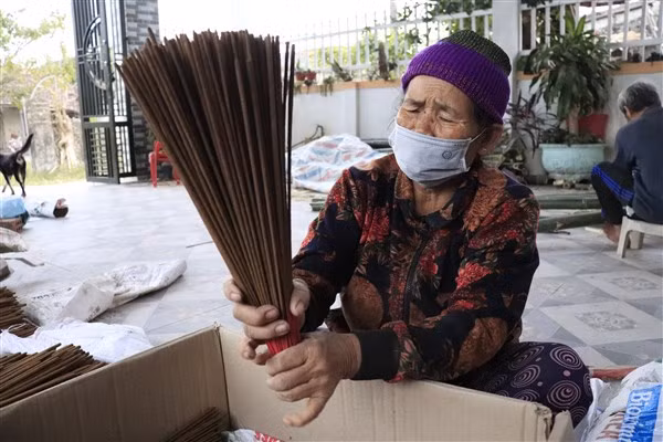 Chỉ còn hơn 2 tuần nữa là đến Tết Nguyên Đán, làng hương trầm thôn Quyết Thắng (Thanh Trạch, Bố Trạch, Quảng Bình) đang tất bật để kịp đưa sản phẩm cung ứng thị trường.