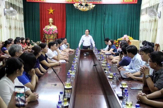 Bộ trưởng Phùng Xuân Nhạ bày tỏ chia sẻ với ngành giáo dục huyện Mai Sơn và tỉnh Sơn La về những thiệt hại to lớn do mưa lũ Bộ trưởng Phùng Xuân Nhạ bày tỏ chia sẻ với ngành giáo dục huyện Mai Sơn và tỉnh Sơn La về những thiệt hại to lớn do mưa lũ