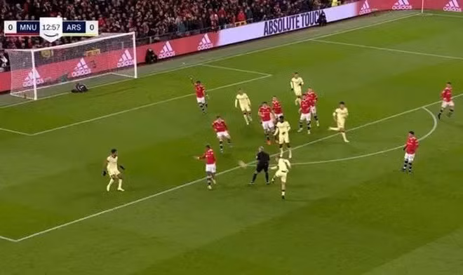 Smith Rowe ghi bàn thắng kỳ lạ vào lưới Man Utd.