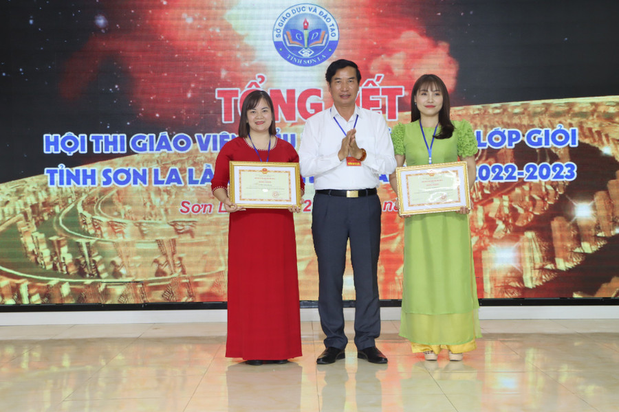 PGS.TS Nguyễn Huy Hoàng, Giám đốc Sở GD&ĐT tỉnh Sơn La tặng Bằng khen cho các cá nhân có thành tích xuất sắc. PGS.TS Nguyễn Huy Hoàng, Giám đốc Sở GD&ĐT tỉnh Sơn La tặng Bằng khen cho các cá nhân có thành tích xuất sắc.