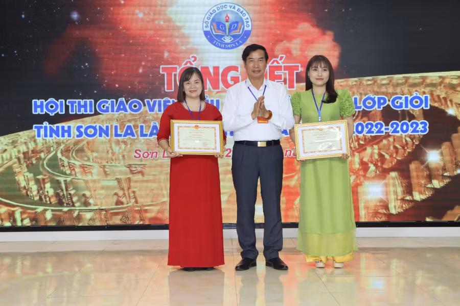 PGS.TS Nguyễn Huy Hoàng, Giám đốc Sở GD&amp;ĐT tỉnh Sơn La tặng Bằng khen cho các cá nhân có thành tích xuất sắc.