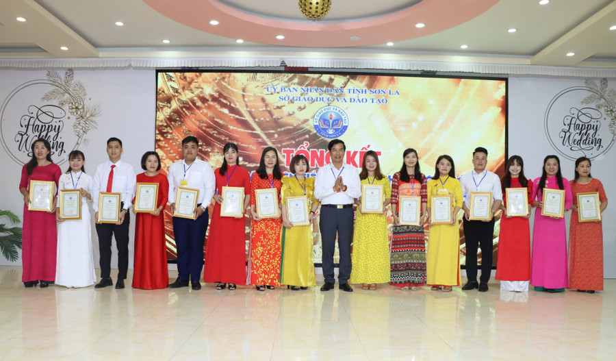 Trao thưởng cho những cá nhân có thành tích xuất sắc.