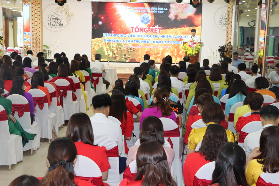 Toàn cảnh buổi tổng kết. Toàn cảnh buổi tổng kết.