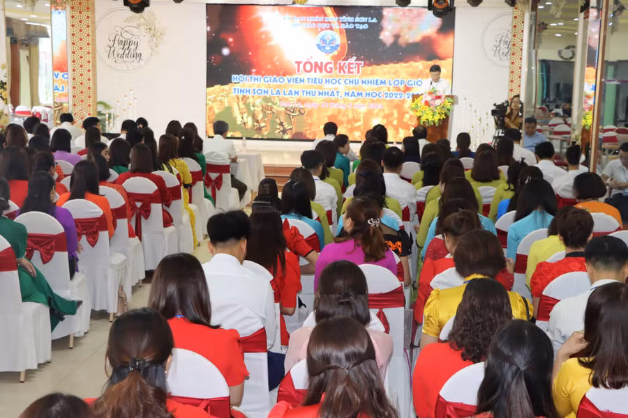 Toàn cảnh buổi tổng kết.