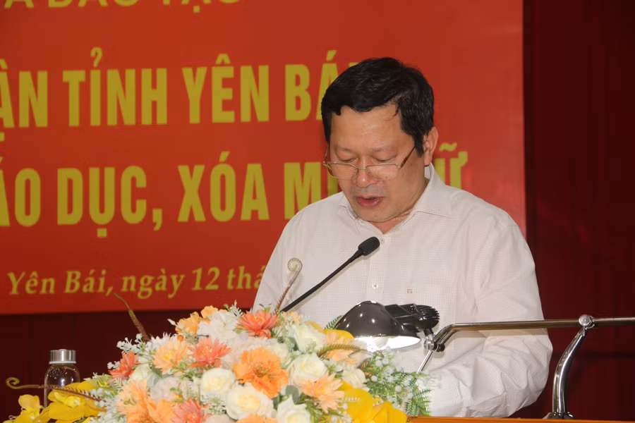 Ông Vương Văn Bằng, Giám đốc Sở GD&ĐT tỉnh Yên Bái báo cáo tóm tắt công tác PCGD, XMC.