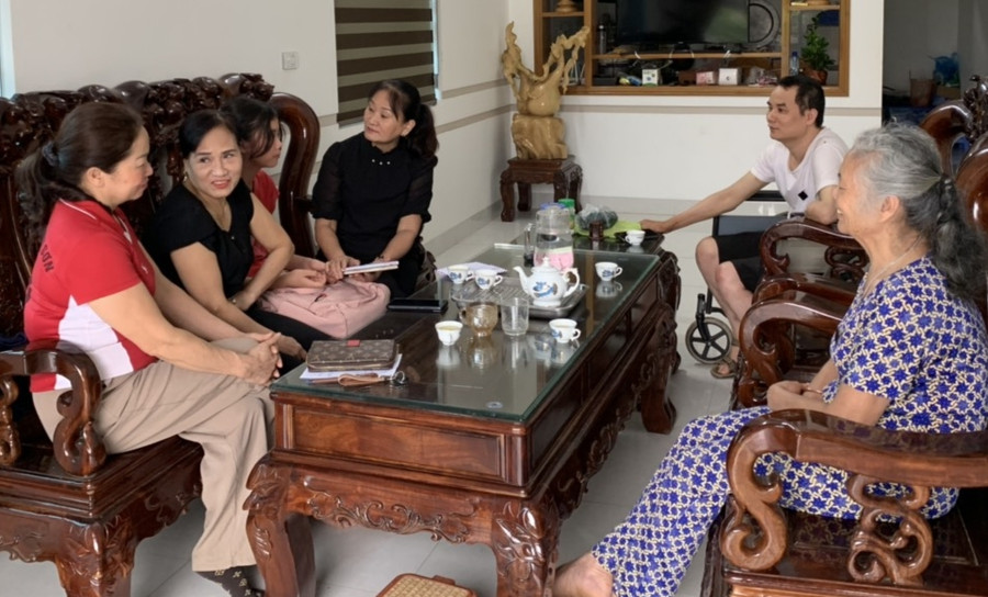 Một số nhà hảo tâm đến thăm và hỗ trợ gia đình thầy Phú. Một số nhà hảo tâm đến thăm và hỗ trợ gia đình thầy Phú.