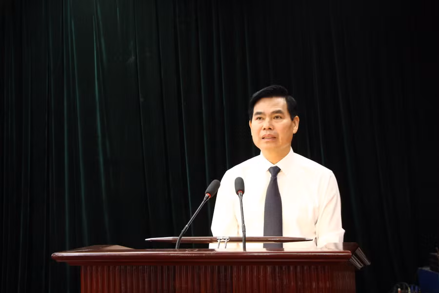 Ông Hoàng Quốc Khánh, Chủ tịch UBND tỉnh Sơn La báo cáo tình hình phát triển kinh tế - Xã hội tại buổi làm việc với Phó Thủ tướng.