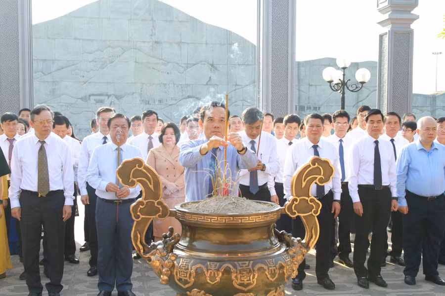 Phó Thủ tướng Trần Lưu Quang cùng lãnh đạo các Bộ, ngành và lãnh đạo tỉnh Sơn La tới dâng hoa, dâng hương Chủ tịch Hồ Chí Minh tại Quảng trường Tây Bắc.