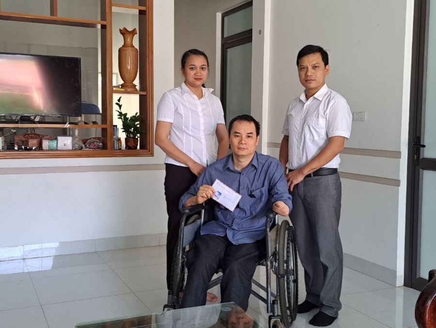 Đại diện Ban Giám hiệu cùng Công đoàn trường TH&THCS xã Chiềng Chăn đến thăm và động viên gia đình thầy Phú. Đại diện Ban Giám hiệu cùng Công đoàn trường TH&THCS xã Chiềng Chăn đến thăm và động viên gia đình thầy Phú.