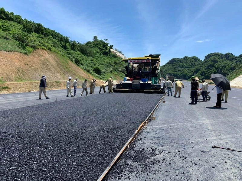 Bộ GTVT phê bình loạt nhà thầu thi công cao tốc Diễn Châu- Bãi Vọt vì chậm tiến độ.