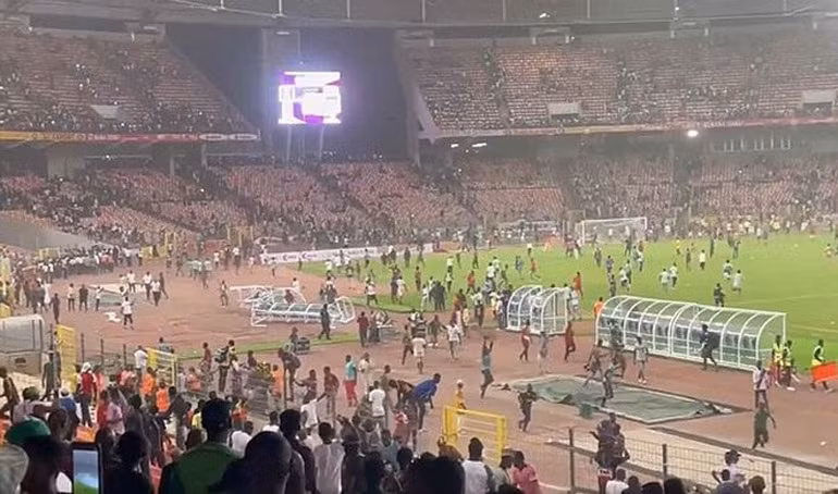 Liên quan đến vụ đập phá kinh hoàng của cổ động viên Negeria khiến một quan chức FIFA thiệt mạng.