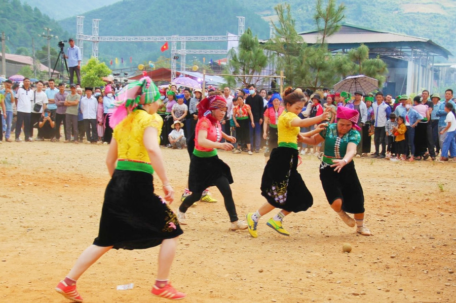 Thi đá bóng bưởi tại lễ hội.