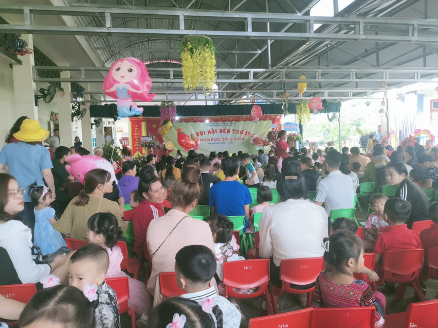 Phụ huynh học sinh mầm non phường Chiềng Sinh đưa các con tới dự khai giảng. Phụ huynh học sinh mầm non phường Chiềng Sinh đưa các con tới dự khai giảng.