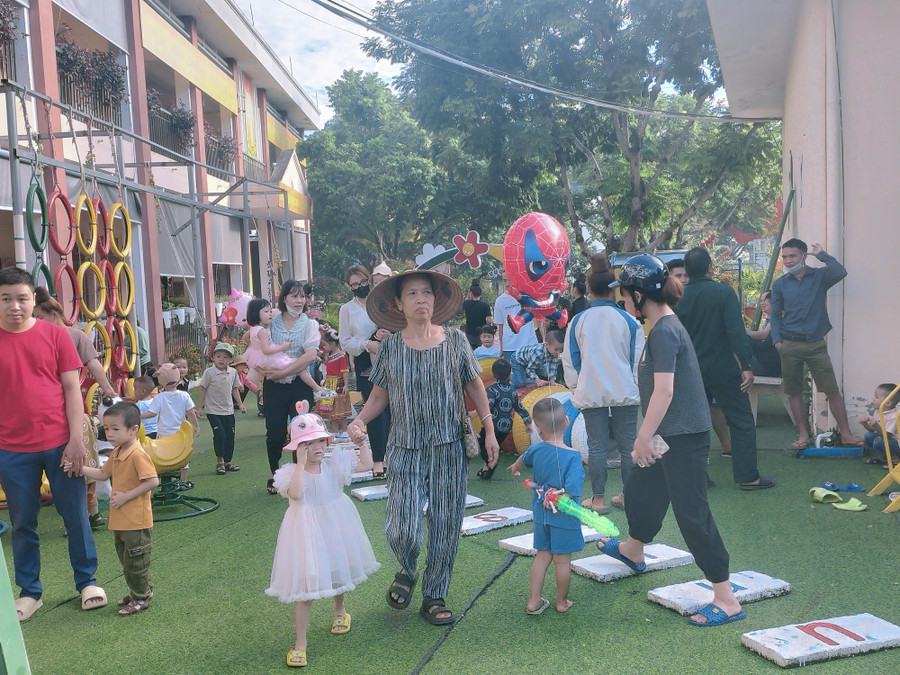 Đông đảo phụ huynh học sinh trường Mầm non Chiềng Sinh đưa con đến trường khai giảng từ rất sớm. Đông đảo phụ huynh học sinh trường Mầm non Chiềng Sinh đưa con đến trường khai giảng từ rất sớm.