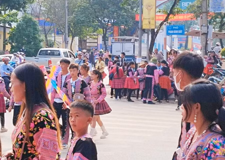 Người dân địa phương mặc trang phục truyền thống xuống phố chơi. Người dân địa phương mặc trang phục truyền thống xuống phố chơi.