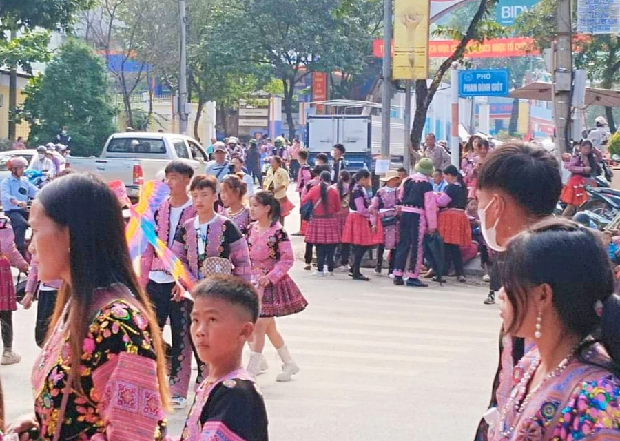 Người dân địa phương mặc trang phục truyền thống xuống phố chơi.